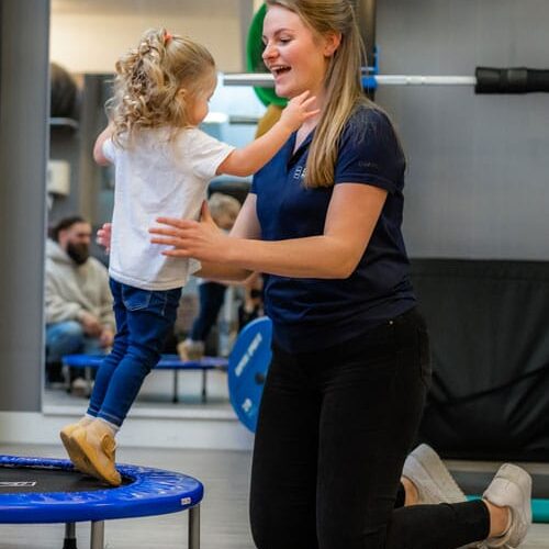 Kinderfysiotherapeut Amber Valkering in oefenzaal met kind bij Dijkstra Fysiotherapie